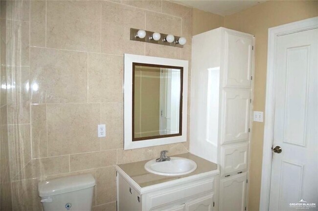 Building Photo - 531 Tulip Cir