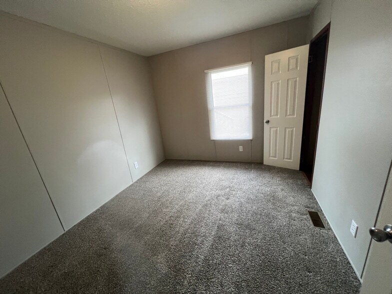 Building Photo - 54 Locust St