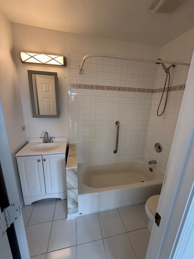 Building Photo - 5726 S King Dr