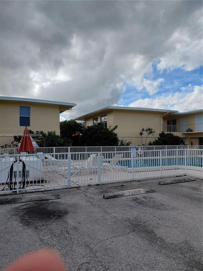 Building Photo - 731 Hummingbird Way