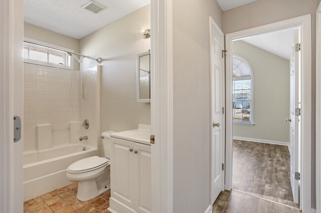 Building Photo - 204 Birch Dr