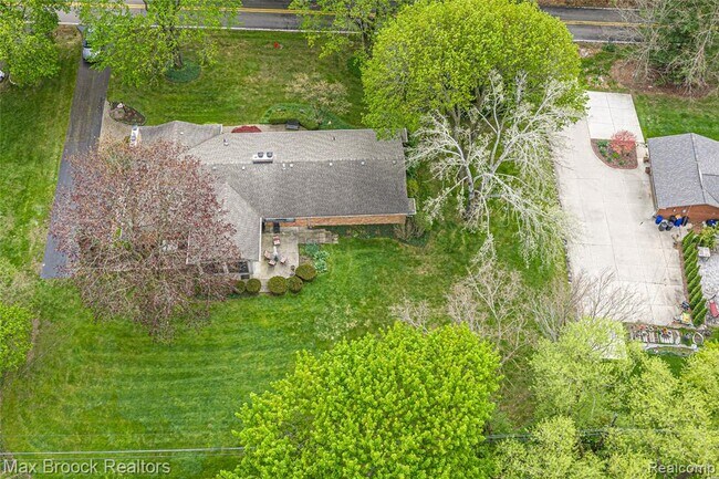 Building Photo - 925 Westview Rd