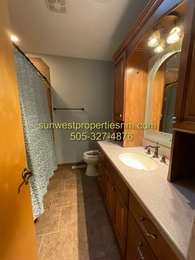 Building Photo - 4 Bedroom, 2 Bathroom House with Fenced Ba...