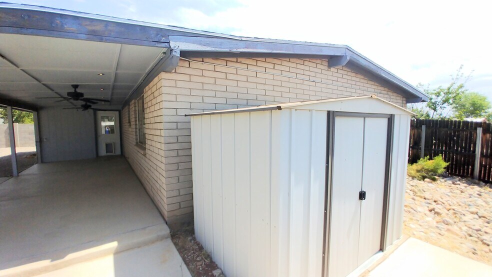 Storage Shed - 539 Mallard Cir W