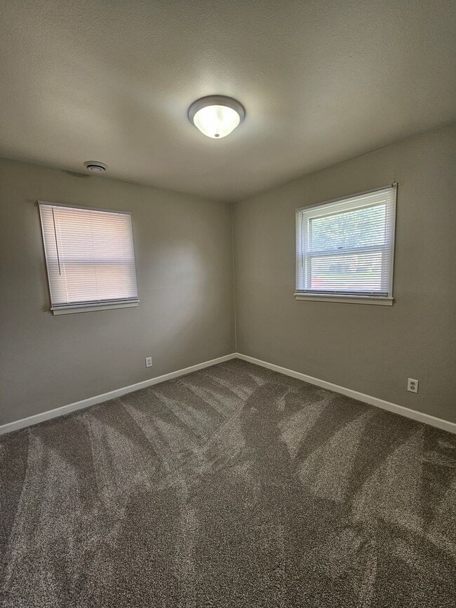 Building Photo - 3 BED | 1 BATH | SINGLE-LEVEL HOME | ROBBI...