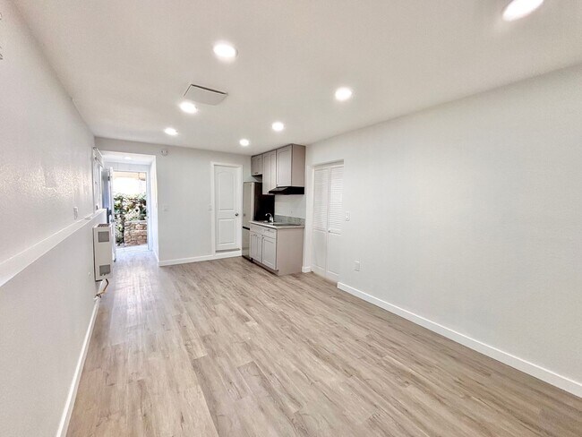 Building Photo - 3945 1/2 Lowell Ave