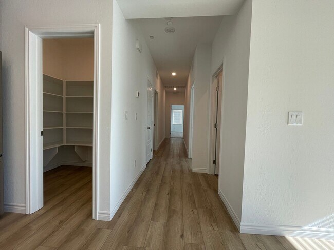 Building Photo - GATED 2 BED 2.5 BATH 2 CAR GARAGE 2 FLOOR TOWNHOUSE IN HENDERSON