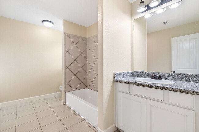 Building Photo - 328 Country Crossing Cir