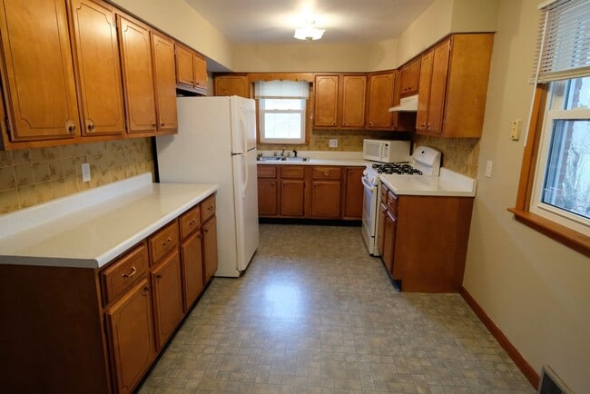 Building Photo - Well Maintained 2 bedroom home in a quiet ...