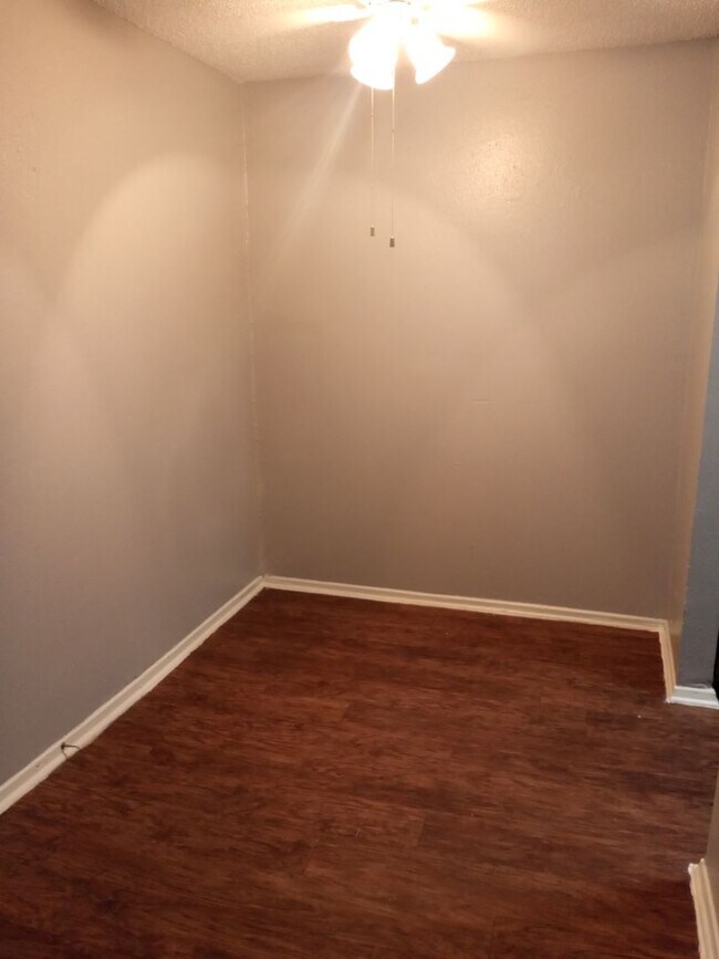 Building Photo - Brookview Duplex 6800