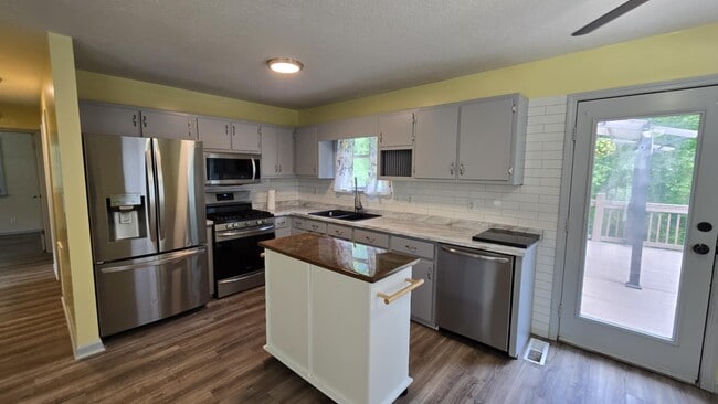 Building Photo - 22 Smokey Creek Cove