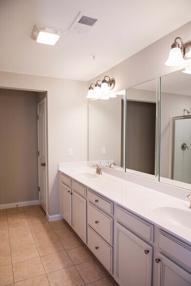 Building Photo - 1210 Foxcroft Ln