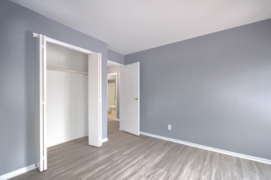 Building Photo - 100 Chaucer Rd