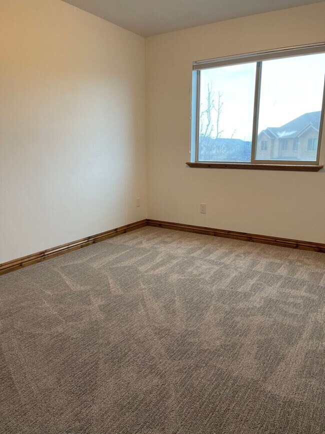 Building Photo - Gorgeous home in Orem