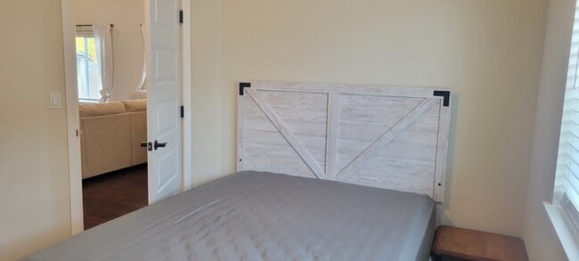 Building Photo - 108 SW Little Meadow Ln