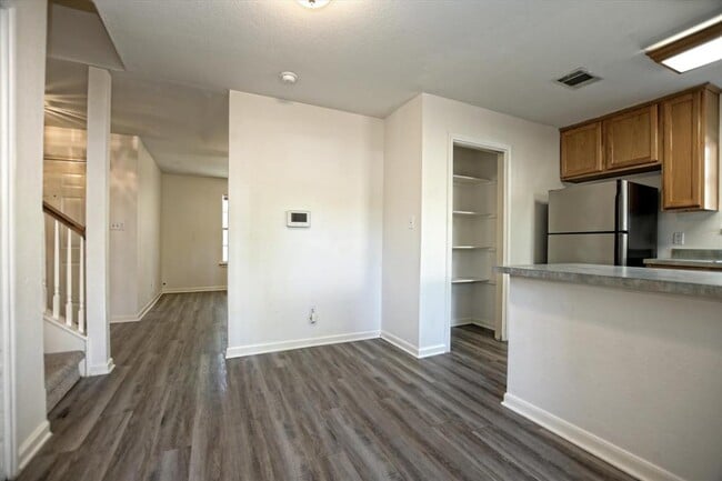 Building Photo - 101 S Mockingbird Cir