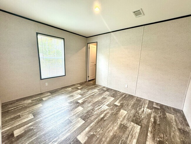 Building Photo - Huge 5 Bedroom 3 Bathroom Hastings Home Lo...