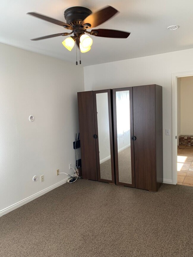 Building Photo - Spacious 3+3 Single Story Home w/ office -...