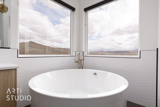 Building Photo - Beautiful 6 Bedroom 4.5 Bathroom Home in D...