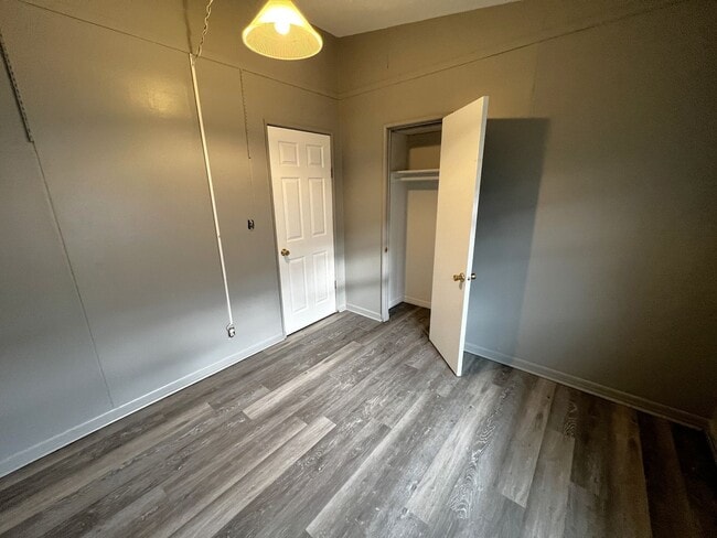 Building Photo - 3BR 1bath House - Available Mid October 2025