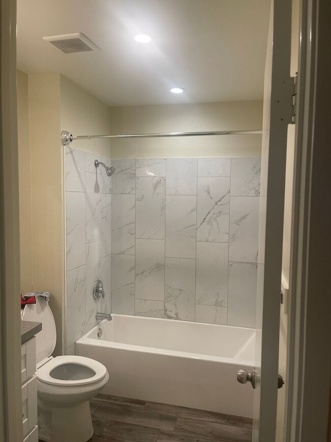 Building Photo - Spacious 4-Bed Townhome in the Heart of Cl...