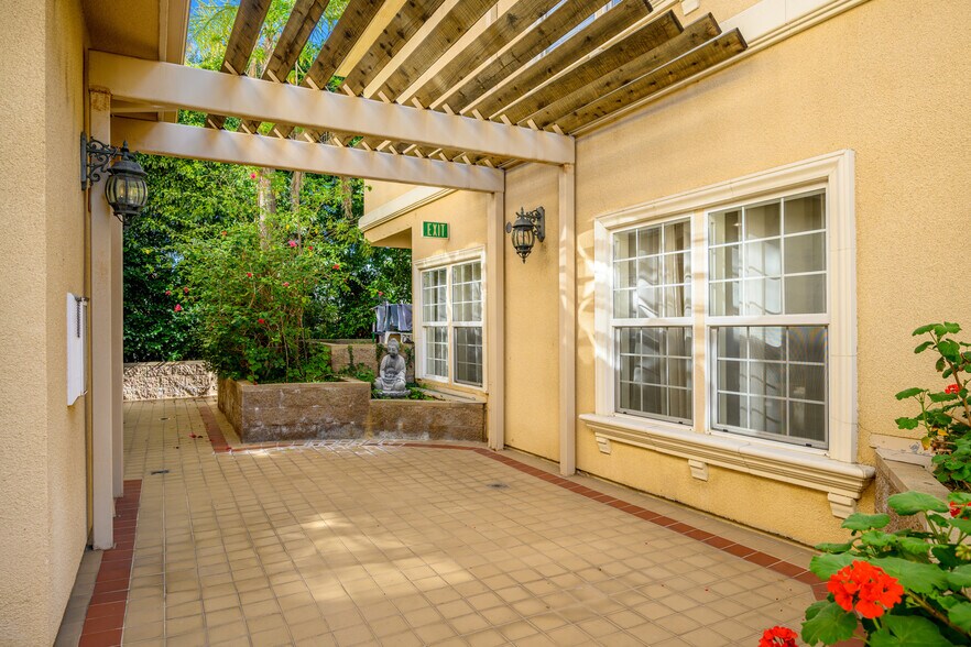 Building Photo - 415 E Dryden St