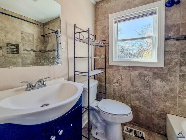 Building Photo - 607 McArthur Blvd