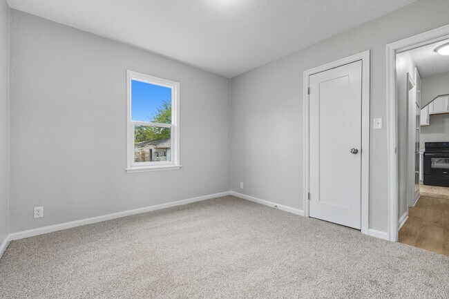 Building Photo - Charming 2-Bedroom Home – Recently Remodeled in Indianapolis Available NOW!