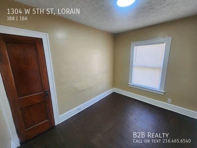 Building Photo - 1304 W 5th St