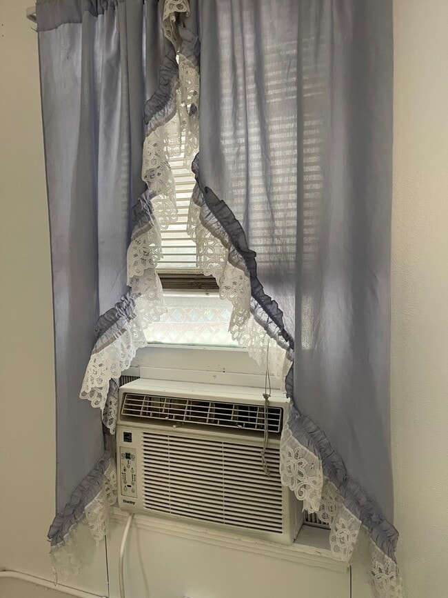 Building Photo - 130 E Broadway St