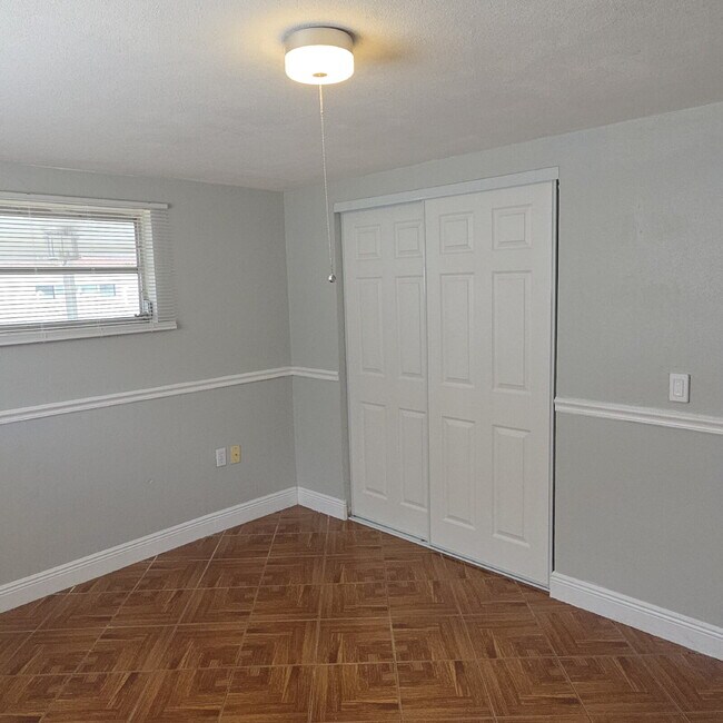 Building Photo - This gorgeous 2/1 house has been remodeled gourmet chef's kitchen, shaker cabinets, granite count...