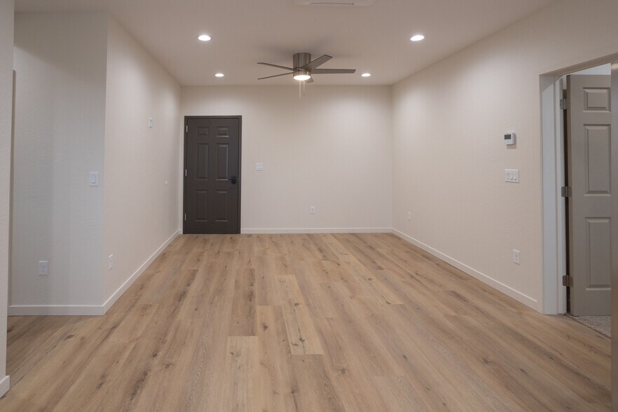 Family room - 731 W 6th St S