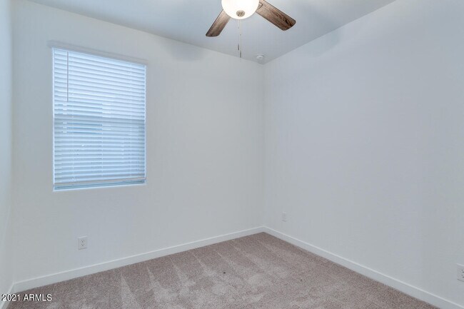 Building Photo - 1346 E Glass Ln