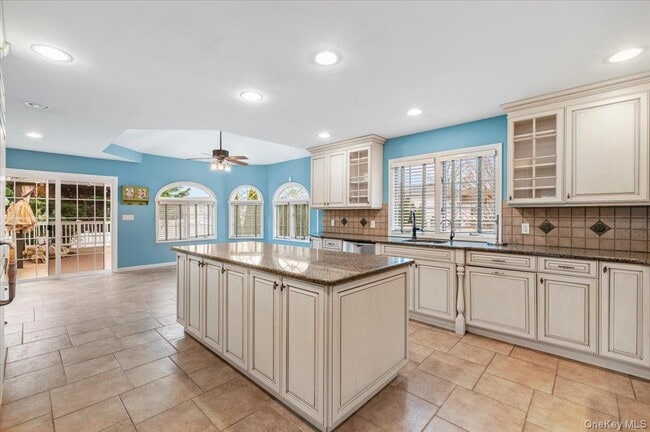 Building Photo - 2495 Navy Pl