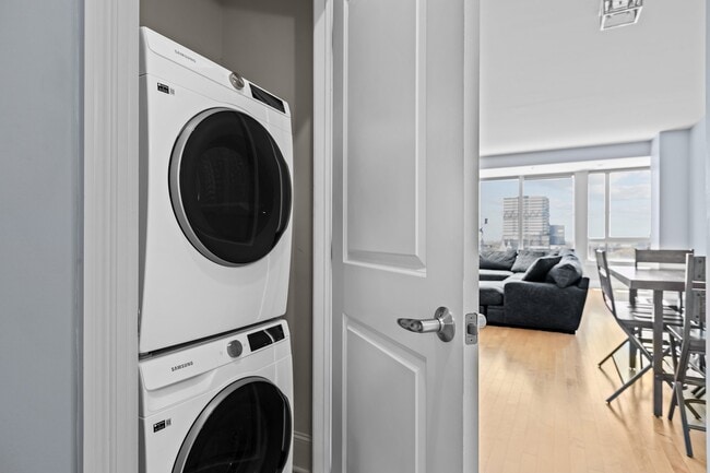 Building Photo - 400 W North St