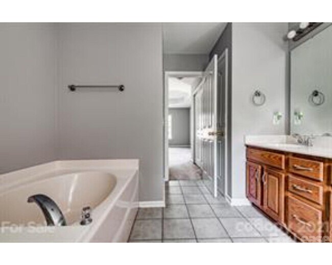 Building Photo - 1505 Niall Ln