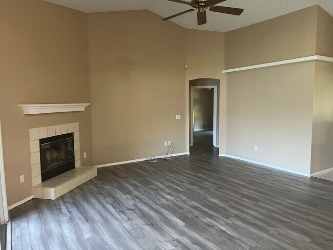 Building Photo - Large 4/2 with 2 Car Garage & Huge Fenced ...