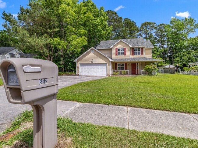 Building Photo - Country Club Area!