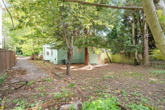 Building Photo - Spacious, light-filled 3-bdrm/2-bath vinta...