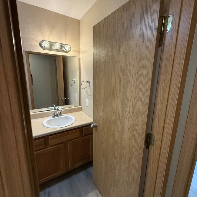 Building Photo - 2 bedroom 2 bath Duplex in Clever Won't la...