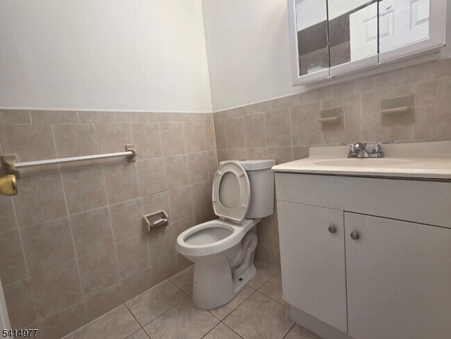 Building Photo - 158 Sherman Ave