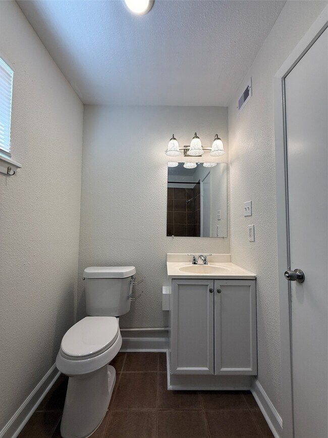 Building Photo - 1141 N Durham Dr