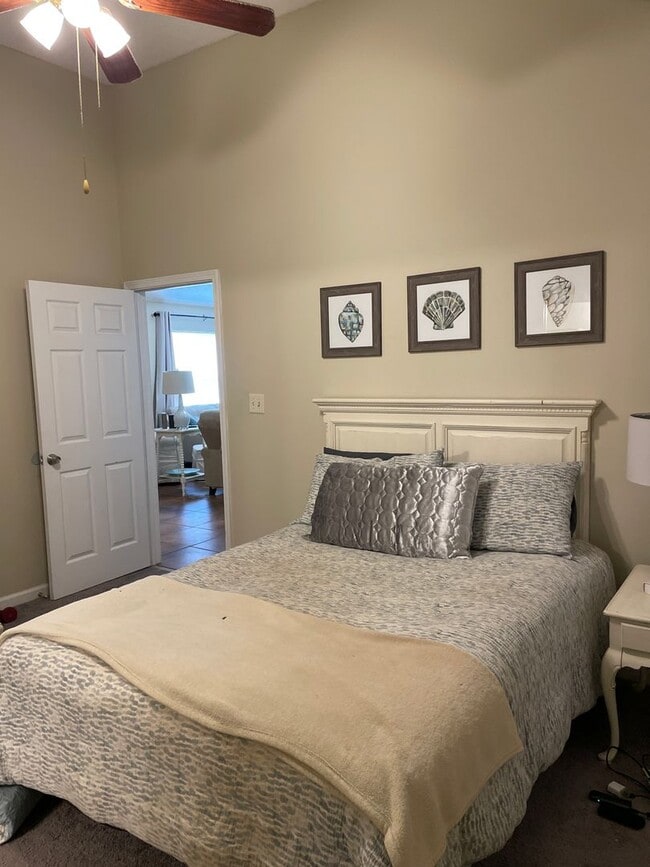 Building Photo - 2 BR 2 BA Fenced Yard