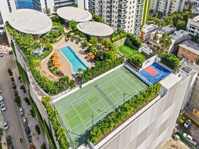 Building Photo - 700 NE 24th St