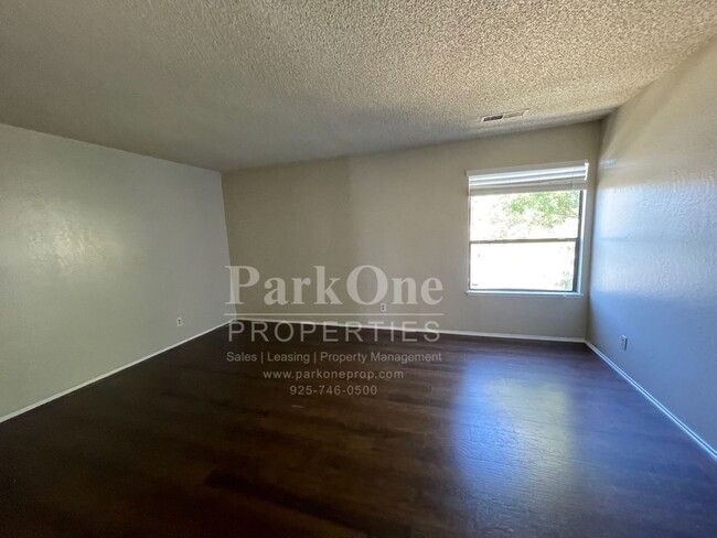 Building Photo - Spacious Town house in Pleasant Hill Now Available!