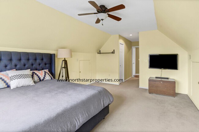 Building Photo - Lake Oswego Perfection