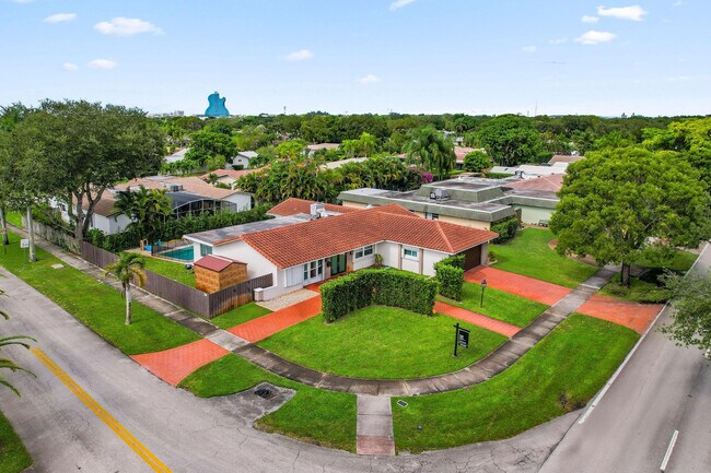 Building Photo - 3500 N 46th Ave