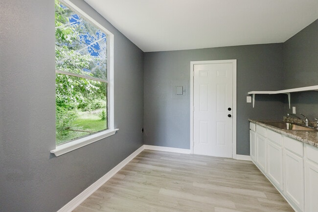 Building Photo - 114 Wilson St