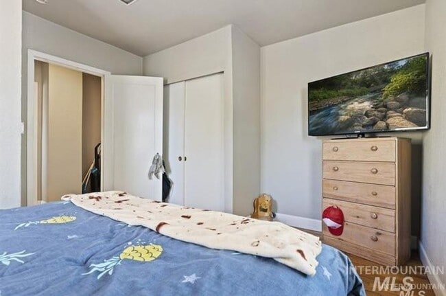 Building Photo - Top unit of Duplex