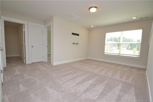 Building Photo - 2129 Seneca Dr